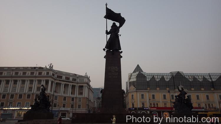 中央広場と革命戦士の像
