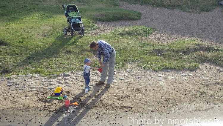 砂場で遊ぶ親子