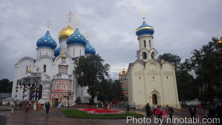 左の建物がウスペンスキー大聖堂