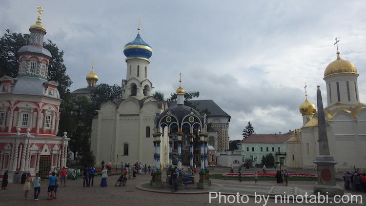 右の金の屋根の建物がトロイツキー聖堂