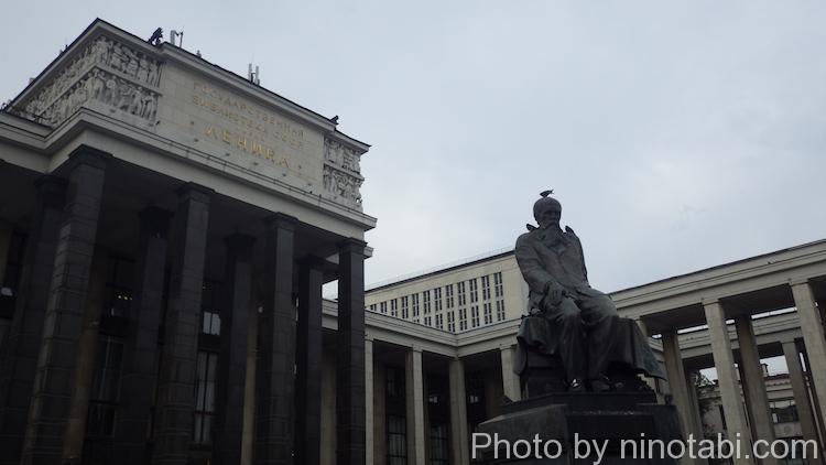 ロシア国立図書館前のドストエフスキー像