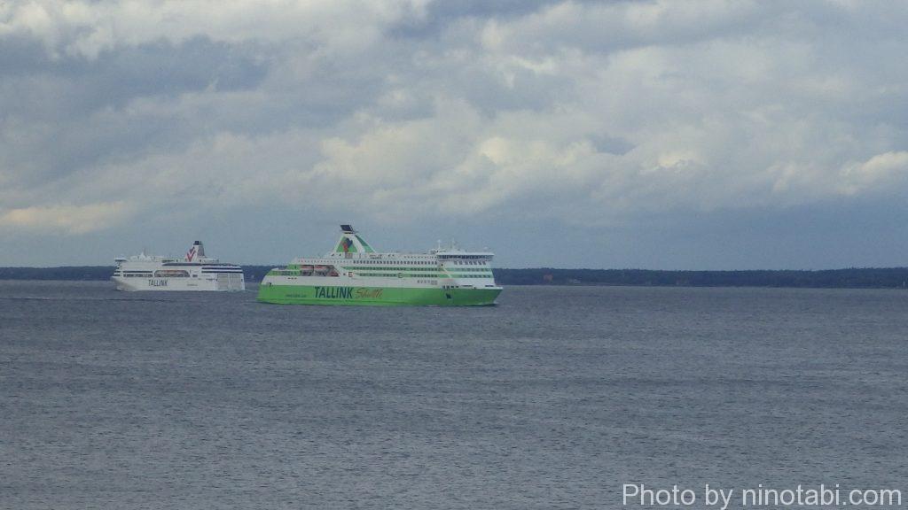 緑色のクルーズ船