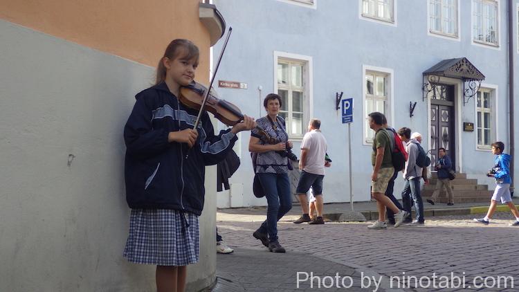 ヴァイオリンを弾く女の子